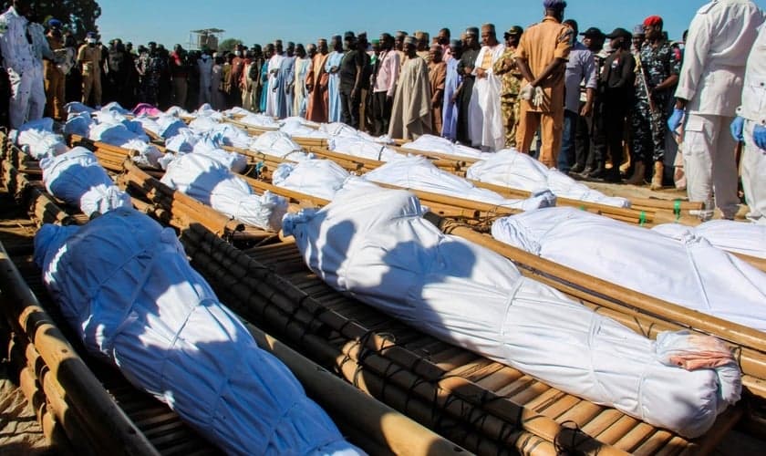 Funeral de 43 pessoas em 29 de novembro de 2020 em Zabarmari, na Nigéria. (Foto: Audu Marte/AFP)