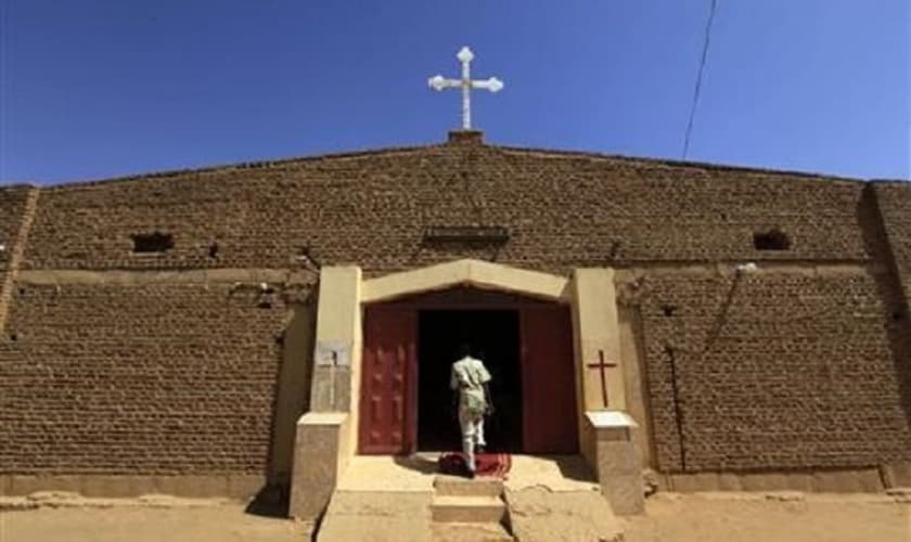 Homem adentra igreja nos arredores Cartum, capital do Sudão. (Foto: Reuters/Mohamed Nureldin Abdallah)