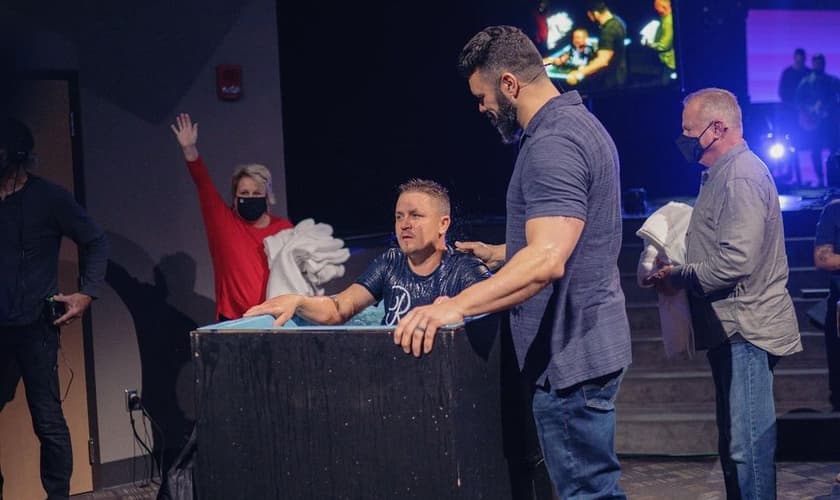 Andrei Iacob foi batizado na Igreja Batista Long Hollow poucos dias após ter esposa e filho assassinados. (Foto: Robby Gallaty/Instagram)