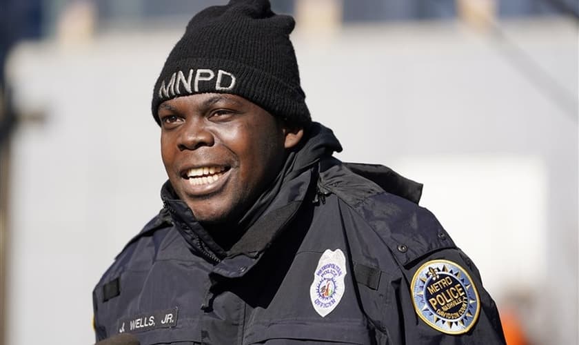 O policial James Wells evacuou pessoas antes de uma explosão no centro de Nashville na manhã de Natal. (Foto: Mark Humphrey/AP)