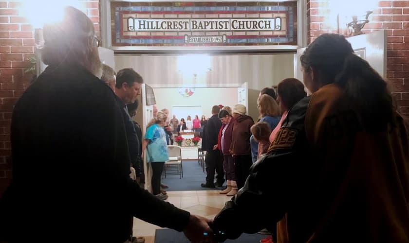 Pessoas deram as mãos para clamar por avivamento em uma igreja batista, na cidade de Savannah, Geórgia, EUA. (Foto: CBN News)