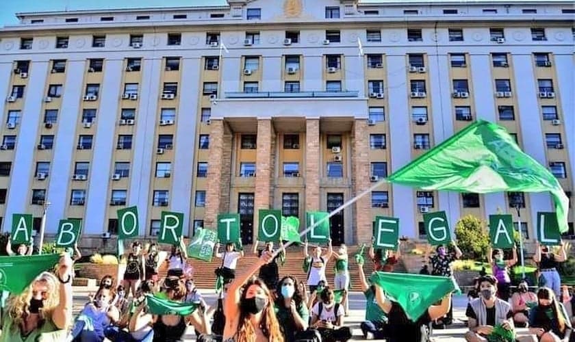 Militantes defendem a aprovação do aborto na Argentina, agitando bandeiras verdes. (Foto: Reprodução/Twitter/@florenciacanali)