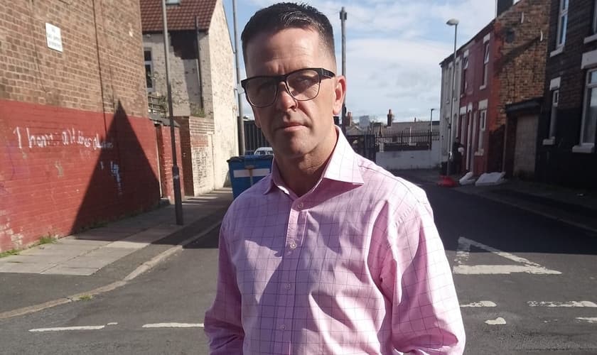 David Buckland se libertou das drogas e da vida no crime após ser evangelizado pelo próprio irmão. (Foto: Facebook)