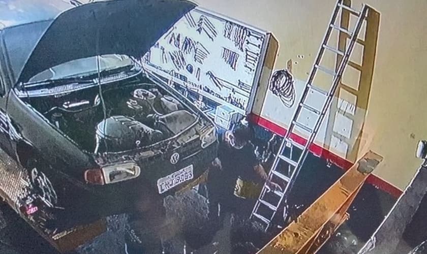 Câmera de segurança registra assalto a uma borracharia em Hortolândia (SP). (Foto: Reprodução/EPTV)