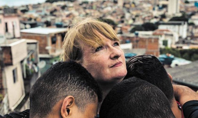 Imagem da capa do livro “Dancing with Thieves”, escrito por Cally Magalhães. (Foto: Divulgação)