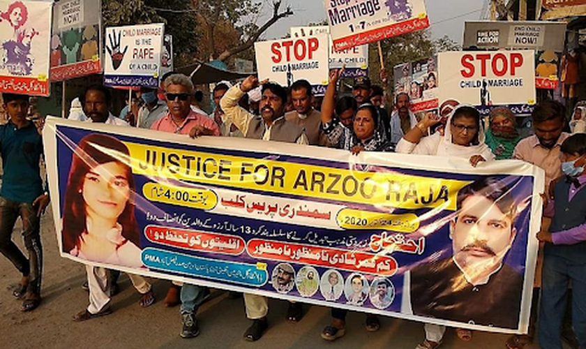 O caso de Arzoo Raja e de tantas outras adolescentes paquistanesas sequestradas e forçadas a um casamento islâmico, tem mobilizado protestos no país. (Foto: Asia News)
