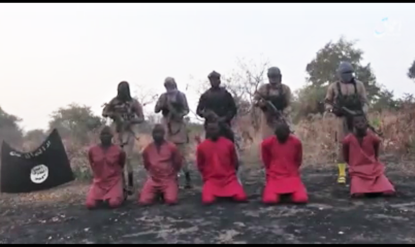 Print do vídeo divulgado pelo Estado Islâmico mostrando a execução de cinco cristãos no nordeste da Nigéria. (Foto: Morning Star News)