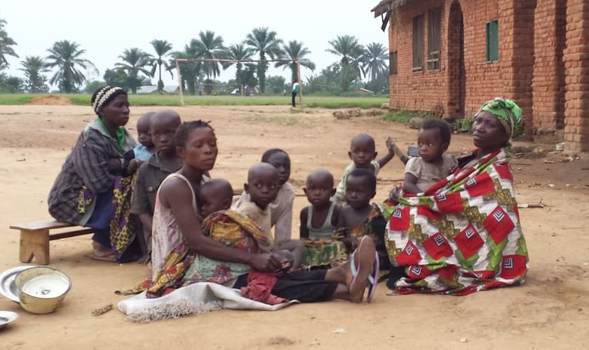 Por causa da violência de grupos terroristas, cristãos são expulsos de suas casas e vilas na República Democrática do Congo. (Foto: Divulgação)