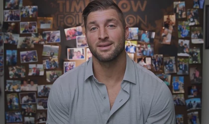 Tim Tebow atualmente luta contra o tráfico humano e tem buscado alertar sobre essa realidade. (Imagem: 10Tampabay)