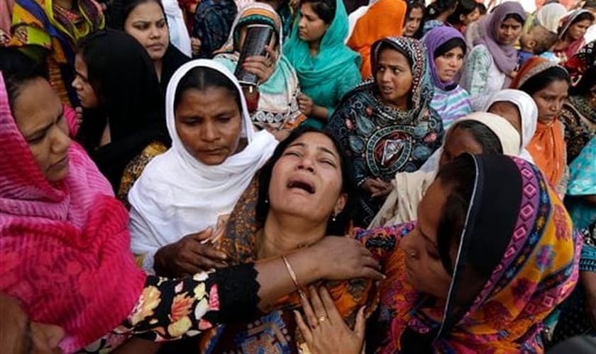 O sequestro de mulheres e garotas cristãs, seguido da submissão forçada dessas vítimas ao casamento islâmico forçado tem se tornado um crime frequente no Paquistão. (Foto: AFP)