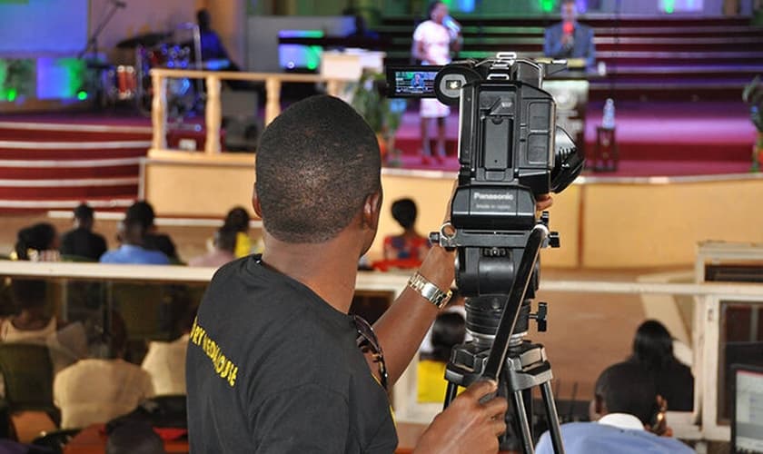 Transmissão de cultos online pela Glory Media House. (Foto: Reprodução / Facebook)