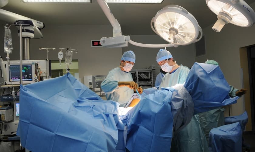 Agora, planos de saúde que operam na Califórnia não poderão mais negar cobertura para cirurgias em garotas menores de idade que queiram fazer cirurgias de remoção dos seios em razão da transição de gênero. (Foto: BSIP/UIG Via Getty)