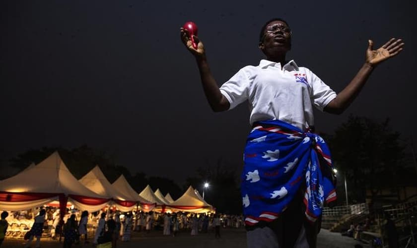 Imagem ilustrativa de uma mulher orando em Kumasi, Gana, em 6 de janeiro de 2017. (Foto: Reuters/Francis Kokoroko)