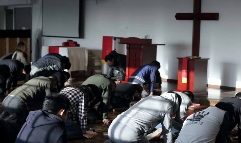 Cristãos se reúnem para cultuar em igreja, na China. (Foto:  South China Morning Post)