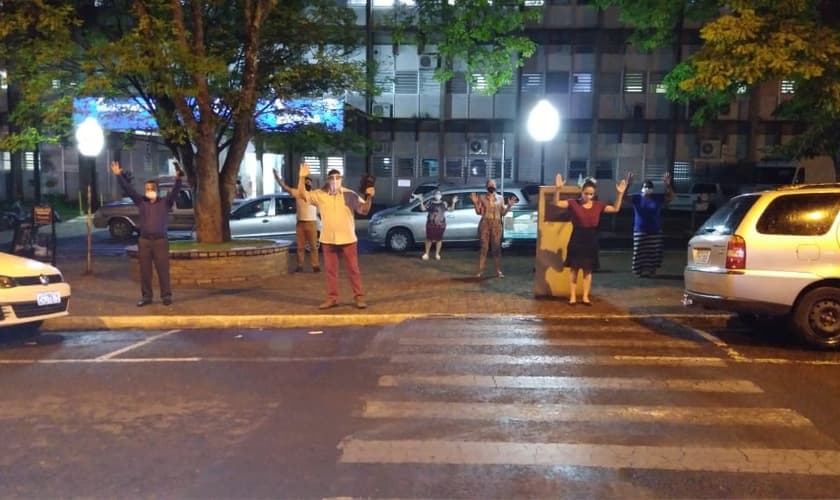 Cristãos se reúnem em frente a hospital para orar por doentes. (Foto: Reprodução / Arquivo pessoal)