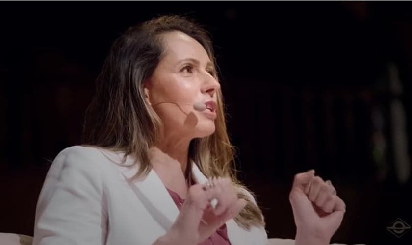 Ana Paula Henkel compartilhou seu relato sobre o momento em que desistiu de abortar seu filho, cerca de 20 anos atrás. (Imagem: YouTube / Brasil Paralelo / Reprodução)