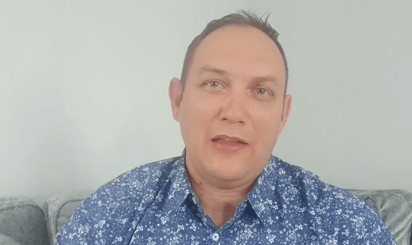 O pastor Lee McClelland ficou conhecido após relatar sua recuperação do novo coronavírus na Internet. (Foto: Ark Church Belfast / Facebook)