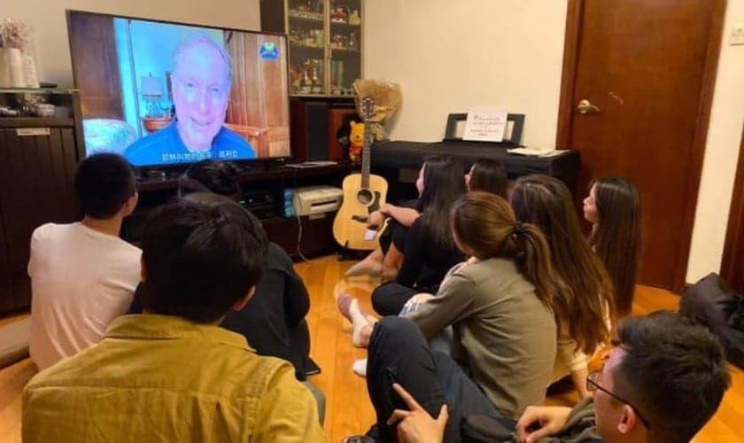 Grupo de jovens assiste a pregação online em Hong Kong. (Imagem: Pulse)