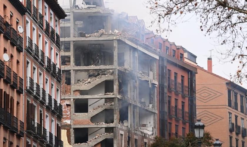 Um prédio danificado foi fotografado em Madri na quarta-feira, depois que uma forte explosão abalou o prédio. (Foto: Reprodução / CNN)