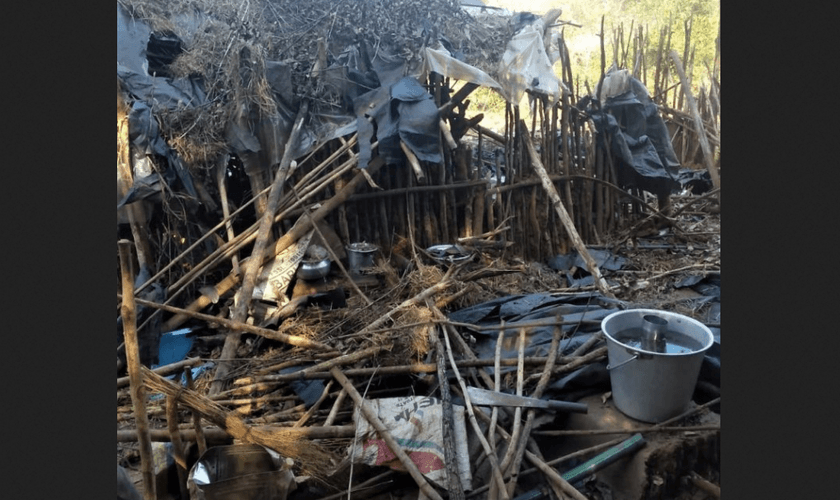 Igreja danificada após ataque dos extremistas. (Foto: Reprodução / Morning Star News)