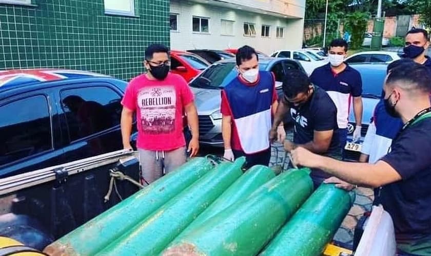 Voluntários se organizam para ajuda humanitária na capital do Amazonas. (Foto: Reprodução / Universal)