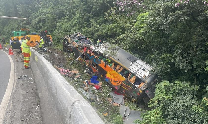 Ônibus saiu da pista e tombou, em Guaratuba, no Paraná. (Foto: Arquivo Pessoal/Juliano Neitzke)