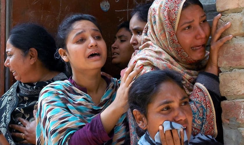 Mulheres cristãs lamentam a morte de um parente após os atentados a bomba em uma igreja em Lahore. (Foto: Reprodução / M. Ali / Morning Star News)