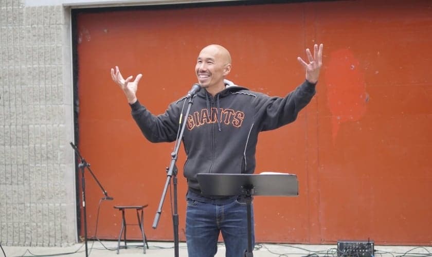 Francis Chan deixou o comando da Cornerstone Church para trabalhar com igrejas domésticas em Hong Kong, mas agora terá de voltar aos EUA. (Foto: Medium.com)
