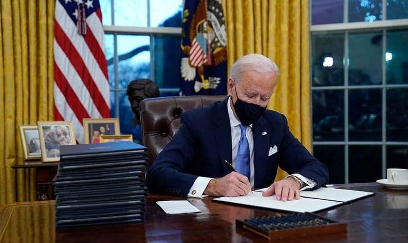 Em seu primeiro dia oficial de gestão, Joe Biden assinou uma nova ordem que protege a agenda transgênero nos EUA. (Foto: AP)