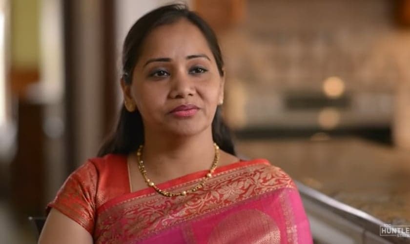 Deepa Srinivas costumava realizar rituais e sacrifícios aos deus hindus, mas certo dia, decidiu orar a Deus e teve uma resposta surpreendente. (Imagem: 100 Huntley)