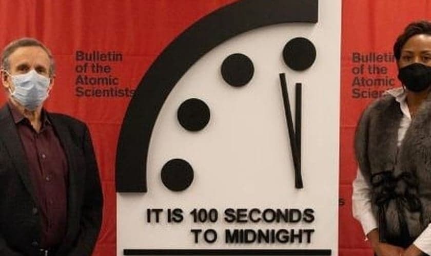 O 'Relógio do Apocalipse' durante cerimônia de revelação: 'Ainda faltam 100 segundos para a meia-noite', diz o letreiro na imagem. (Foto: Divulgação/Bulletin of the Atomic Scientists)