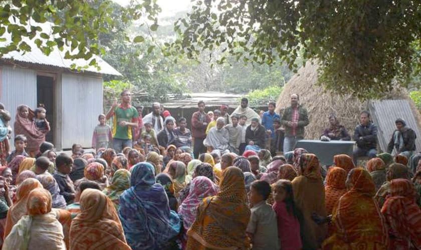 Imagem ilustrativa de pessoas reunidas em vilarejo de Bangladesh. (Foto: Refuser la misère)