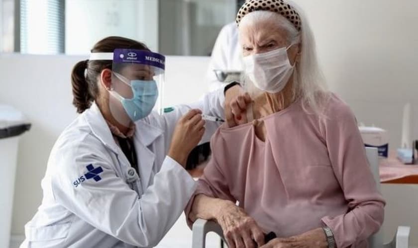 Prioridade de vacinação no momento é para profissionais de saúde na linha de frente contra a pandemia e idosos institucionalizados. (Foto: Reprodução / BBC)