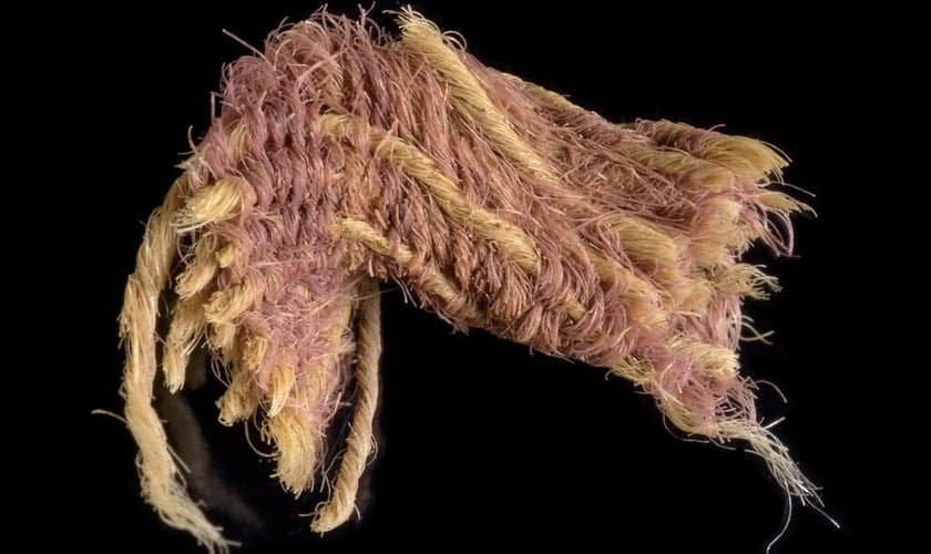 Fragmento do raro tecido roxo de 1.000 a.C, escavado no vale de Timna. (Foto: Dafna Gazit/Autoridade de Antiguidades de Israel)