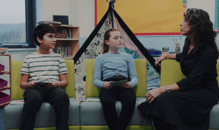 Vídeo da BBC mostrava uma professora ensinando a crianças sobre a 'diversidade de gêneros'. (Foto: Youtube / Reprodução)