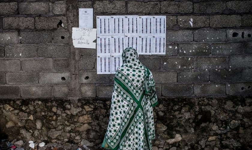 Imagem ilustrativa de uma mulher comoriana em Moroni, capital do país. (Foto: AFP)