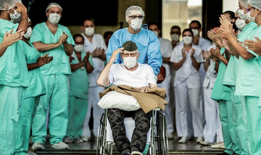 Recuperado, ex-combatente da Segunda Guerra Mundial Ermando Armelino Piveta, de 99 anos, recebe alta do Hospital das Forças Armadas, em Brasília. (Foto: Ueslei Marcelino / Reuters)