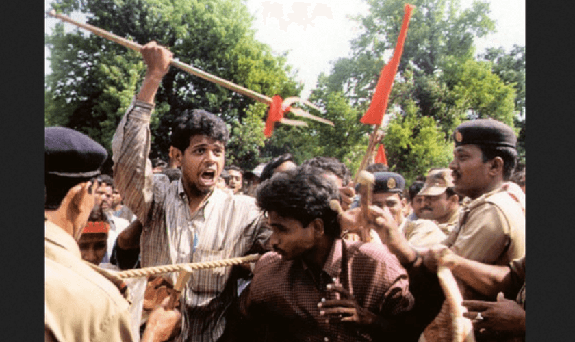Momento de ataque a jovem cristão, morto em Orissa, relatado pela polícia como um "acidente". (Foto: Reprodução / Asia News)