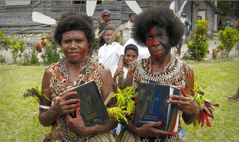 Trabalho de tradução da Bíblia concluído em 13 de novembro de 2013. (Foto: Facebook/Wycliffe Associates)