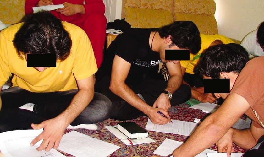 Estudo bíblico em igreja doméstica no Irã. (Foto: Reprodução / VOM)