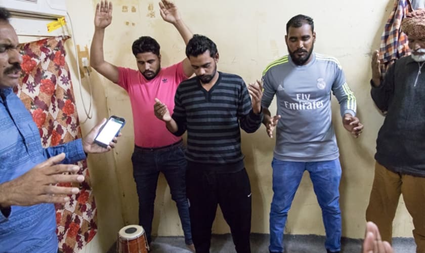 Momento de oração na reunião em um dos quartos dos trabalhadores no Kuwait (Foto: Portas Abertas)