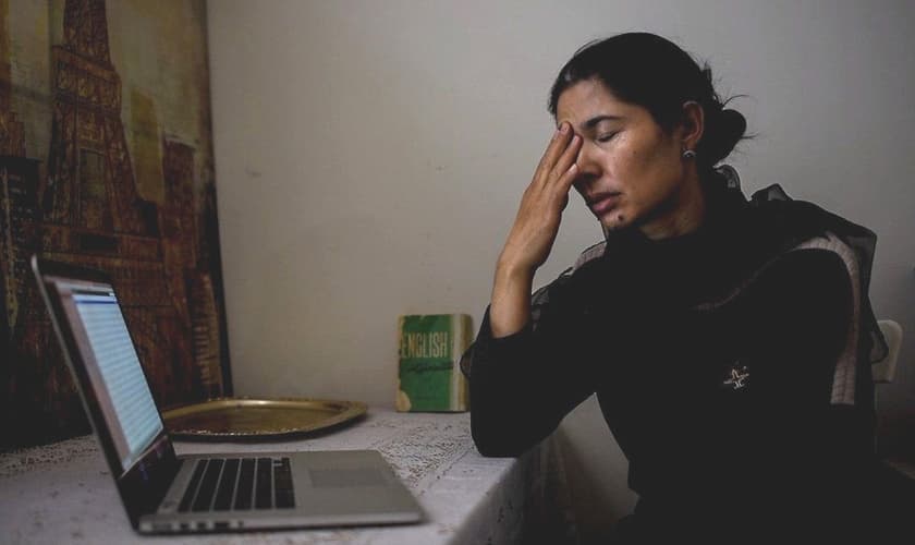 Ziawudun caiu em prantos ao identificar as filmagens e imagens dos campos. (Foto: Hannah Long-Higgins/BBC News)