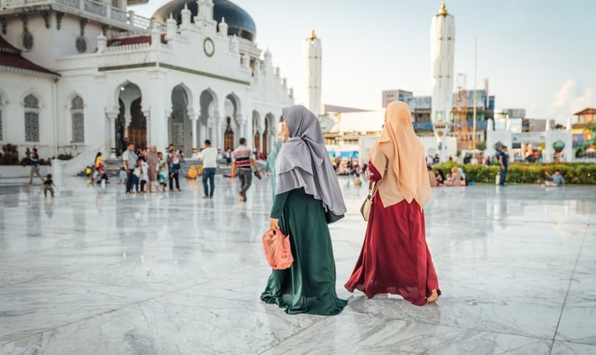 Em Aceh, por causa da lei sharia, as cristãs são pressionadas a usar hijabs (véu islâmico) em alguns lugares. (Foto: Portas Abertas)