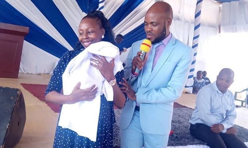 O casal e seu filho Elioenai na igreja. (Foto: Reprodução / UGCN)