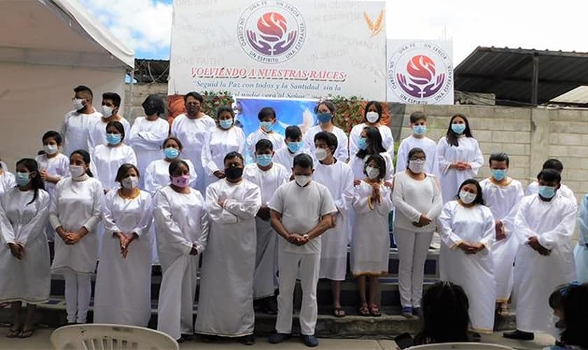 Pessoas foram batizadas como resultado do evangelismo online. (Foto: Iglesia del Nazareno Riobamba Norte)