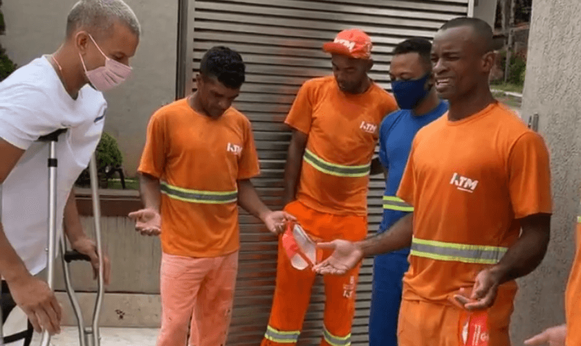 Jogador Henrique recebe oração de garis em sua casa, em Belo Horizonte. (Foto: Reprodução/Instagram)
