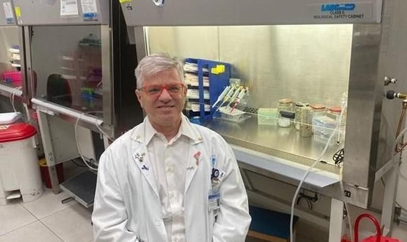 O professor Nadir Arber, do Centro Integrado de Prevenção ao Câncer do hospital, testou um medicamento que ele tem desenvolvido em pacientes com condições moderadas ou graves do vírus. (Foto: Divulgação / Hospital Ichilov)