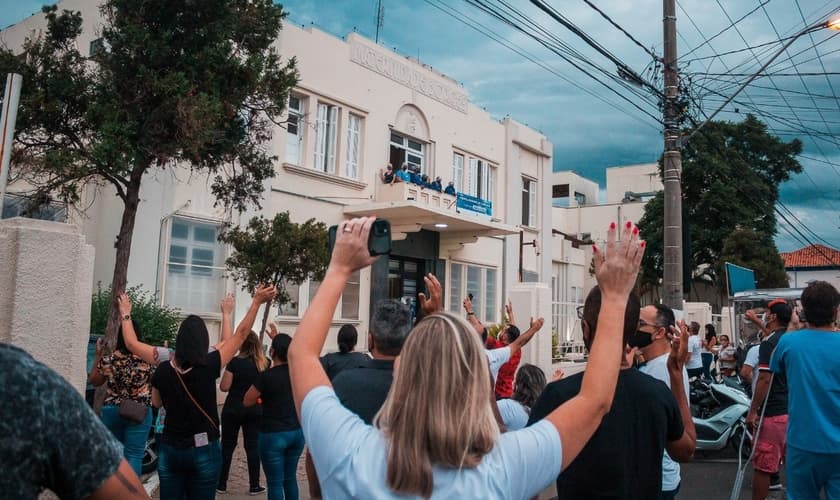 Em outras oportunidades, igrejas evangélicas também promoveram correntes de oração na Santa Casa de Itu. (Foto: Divulgação / Periscópio)