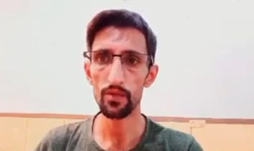 A intimação veio após Firouzi divulgar vídeos em que protesta contra as violações de direitos que enfrenta no Irã (Foto: Article18)