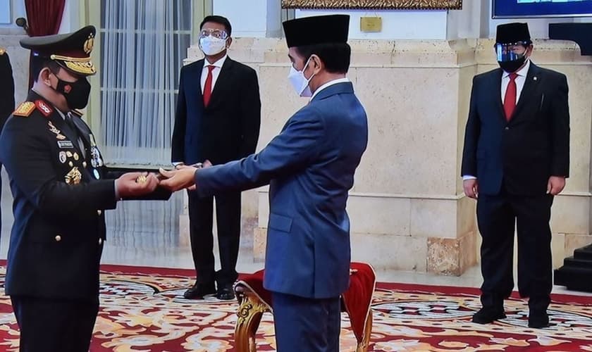 A posse do novo chefe da polícia nacional, General Listyo Sigit Prabowo. (Foto: Twitter Gabinete presidencial da Indonésia)